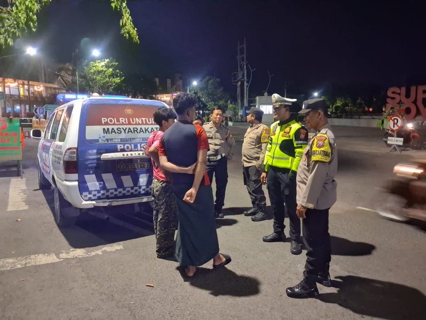 Patroli Dialogis Polres Pelabuhan Tanjungperak Imbau Warga di Pesisir Surabaya Antisipasi Banjir Rob